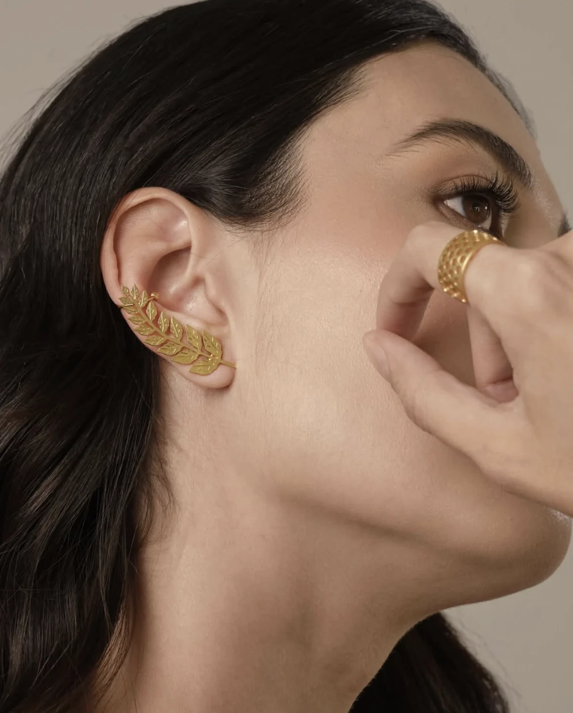 Ritratto della campagna Blum Art con ear cuff d'oro