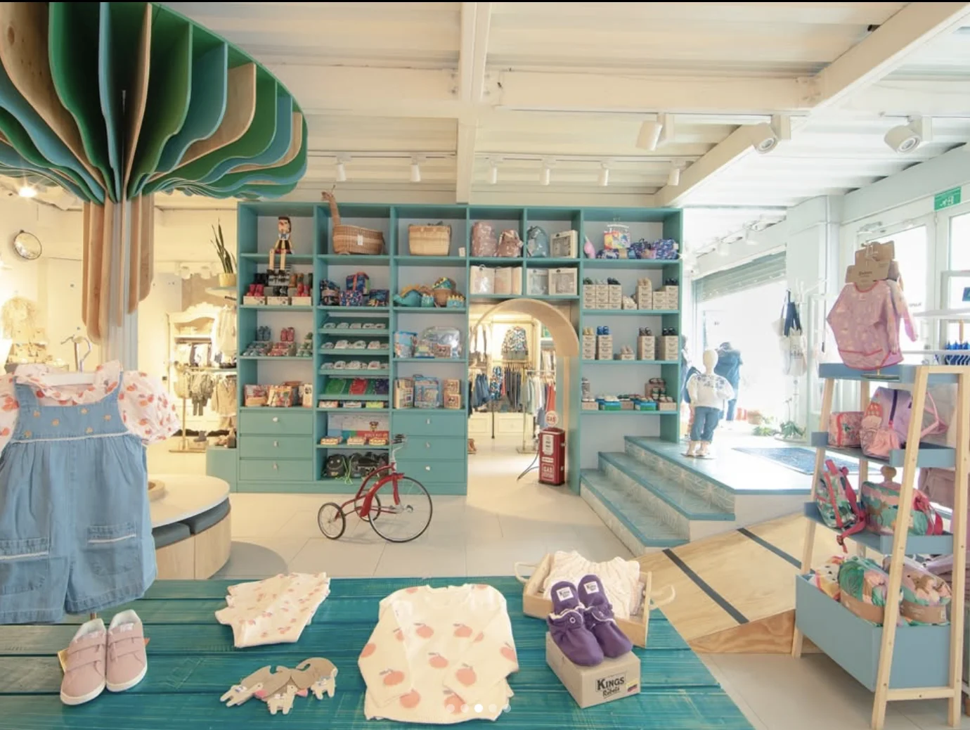Interno ed esposizioni del flagship store Minibhú, Bogotá